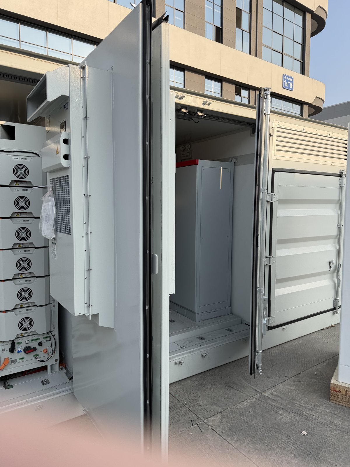 Batterikontainer med åpne dører og eget elektrorom