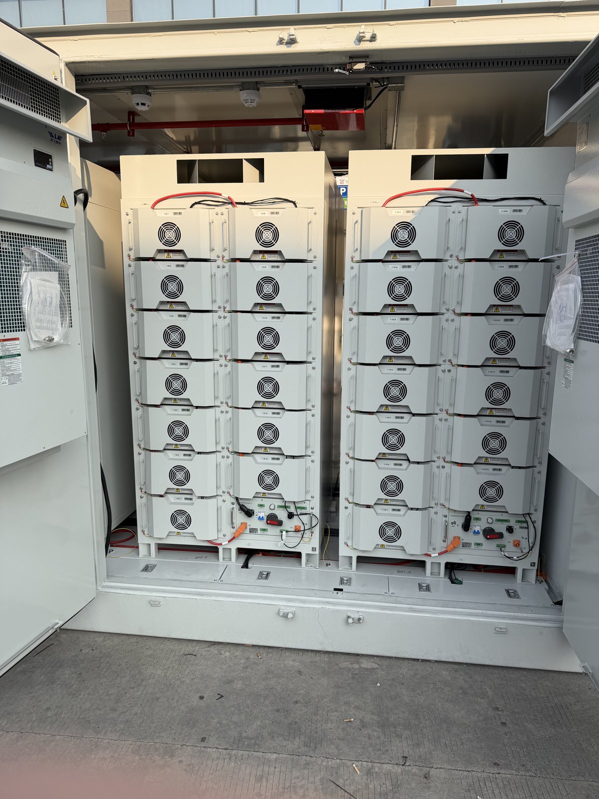 Åpent batteriskap med moduler og brannsikring