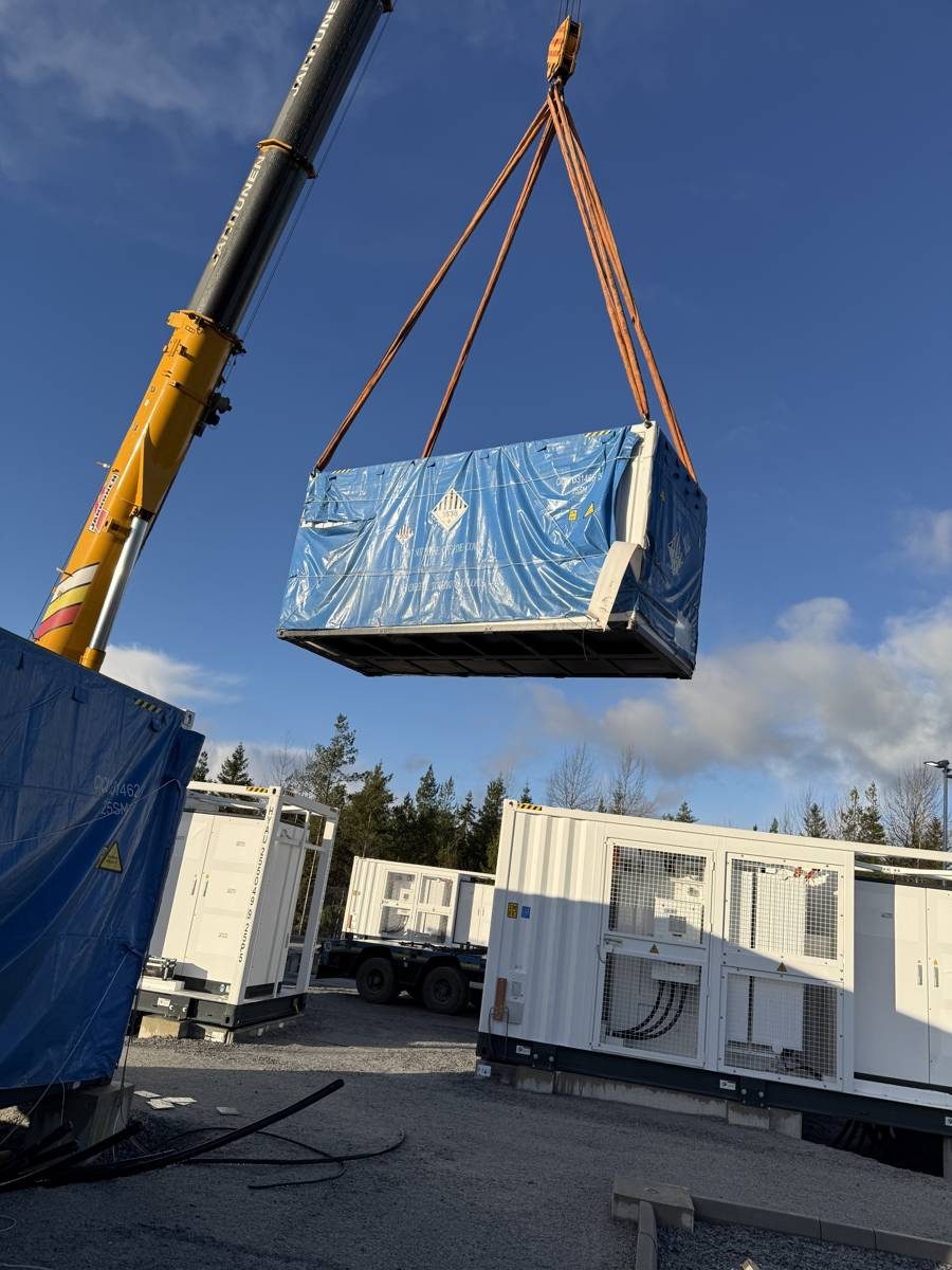 Batterikontainer heises med mobilkran