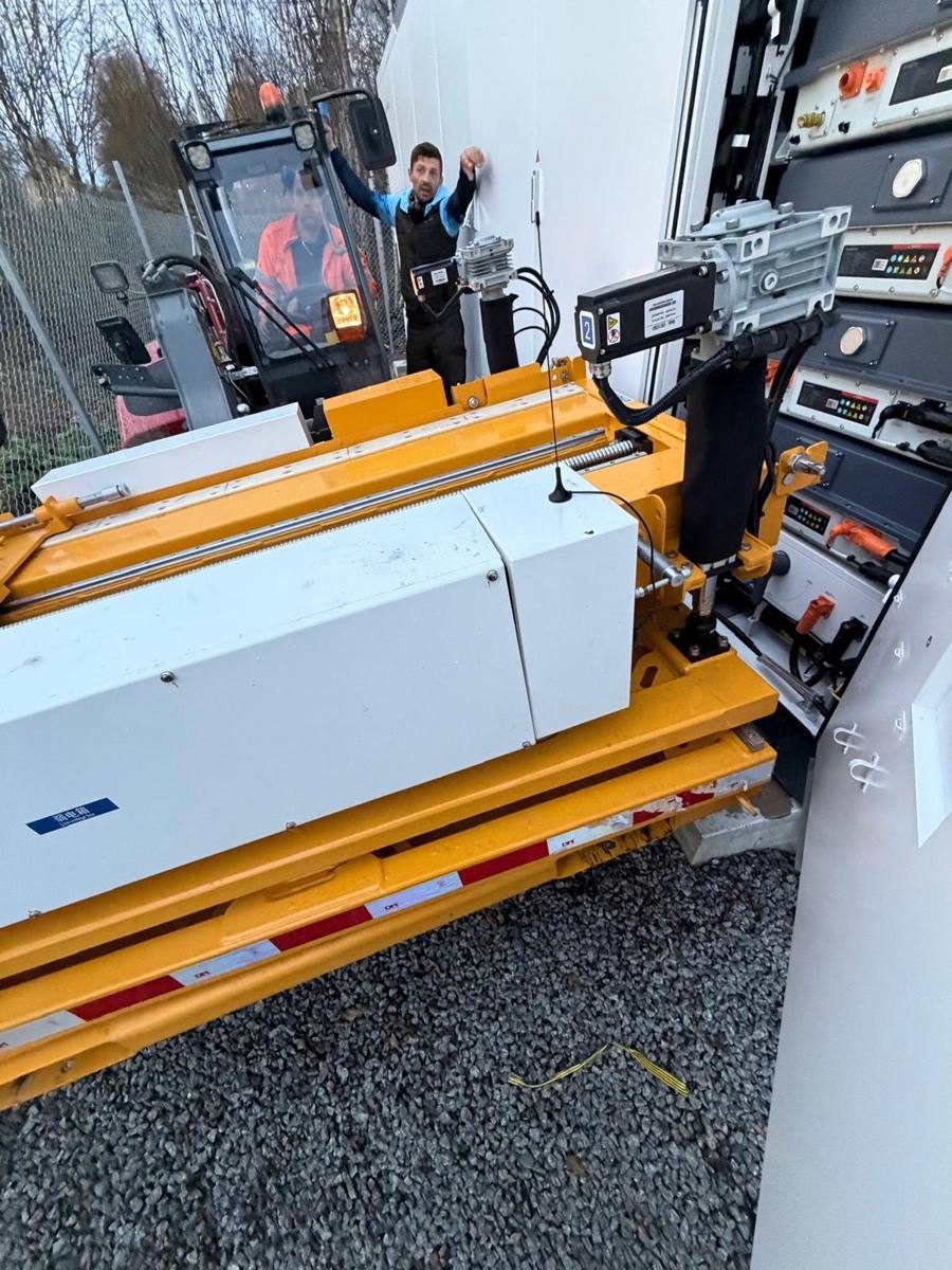 Batterimodul byttes med spesialmaskin